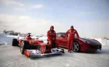 Ferrari FF и болид Формулы-1 около снежной трассы